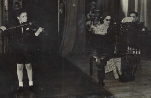 Eric Alberti jouant le Czardas de Monti sur la scène de la cité Eva Perón